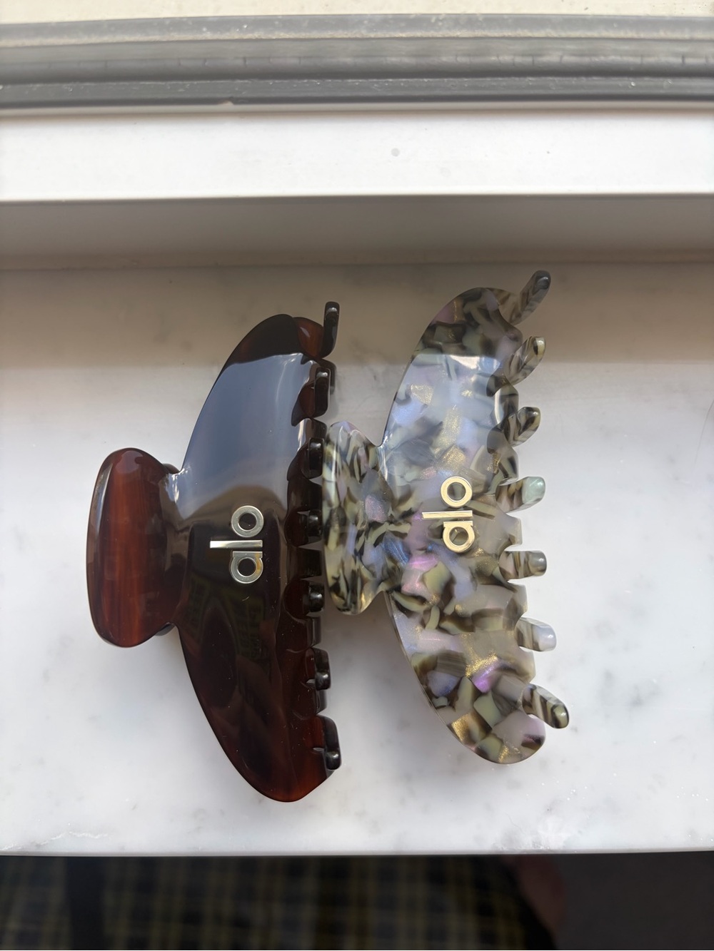 ALO 90’s Claw Clip - SET OF 2 - Brown Tortoise & Rum Cake - Picture 2 of 7
